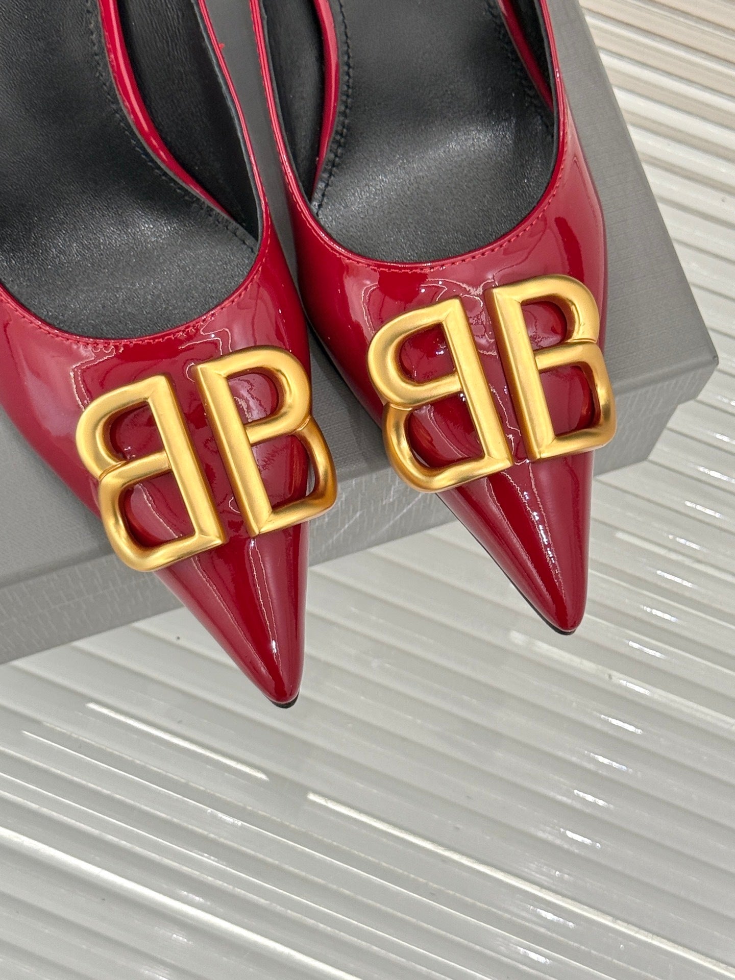 RED PATENT LEATHER POINTED HEELS