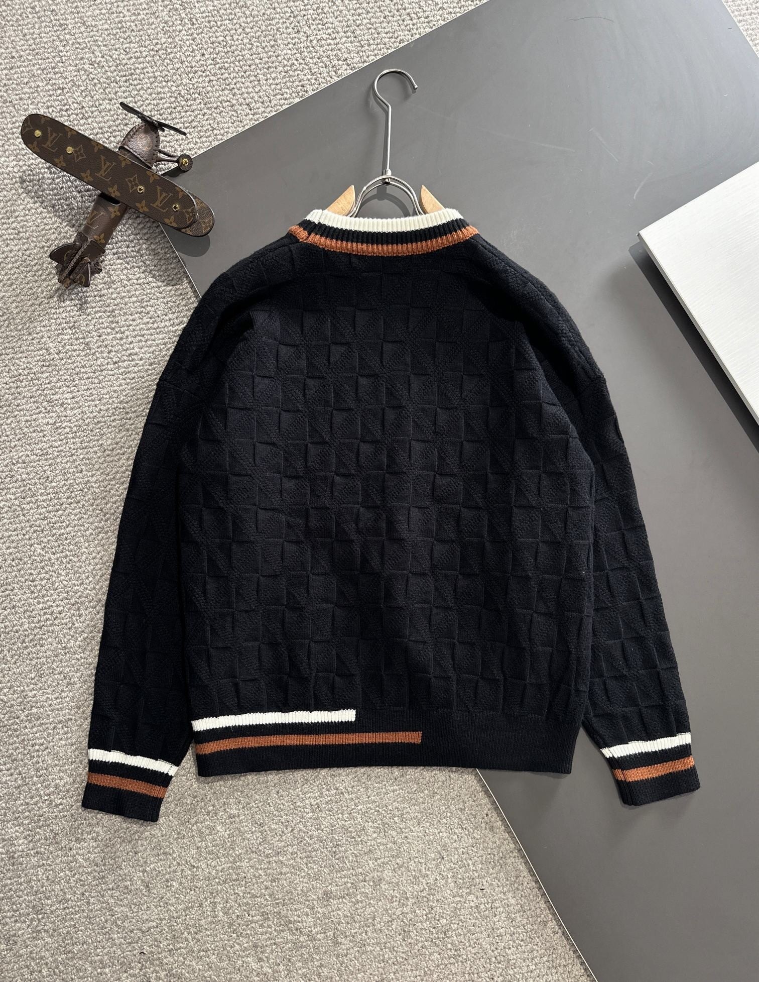 BLACK TEXTURED KNIT SWEATER WITH CONTRAST TRIM