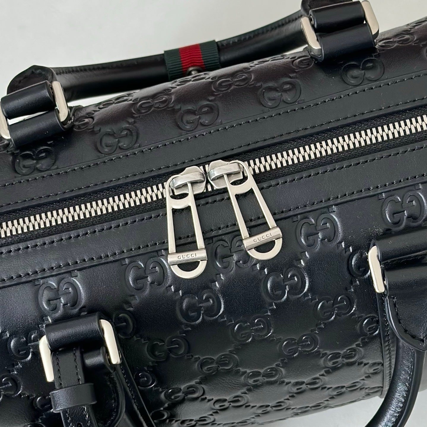 Handtasche aus geprägtem Leder mit Henkel