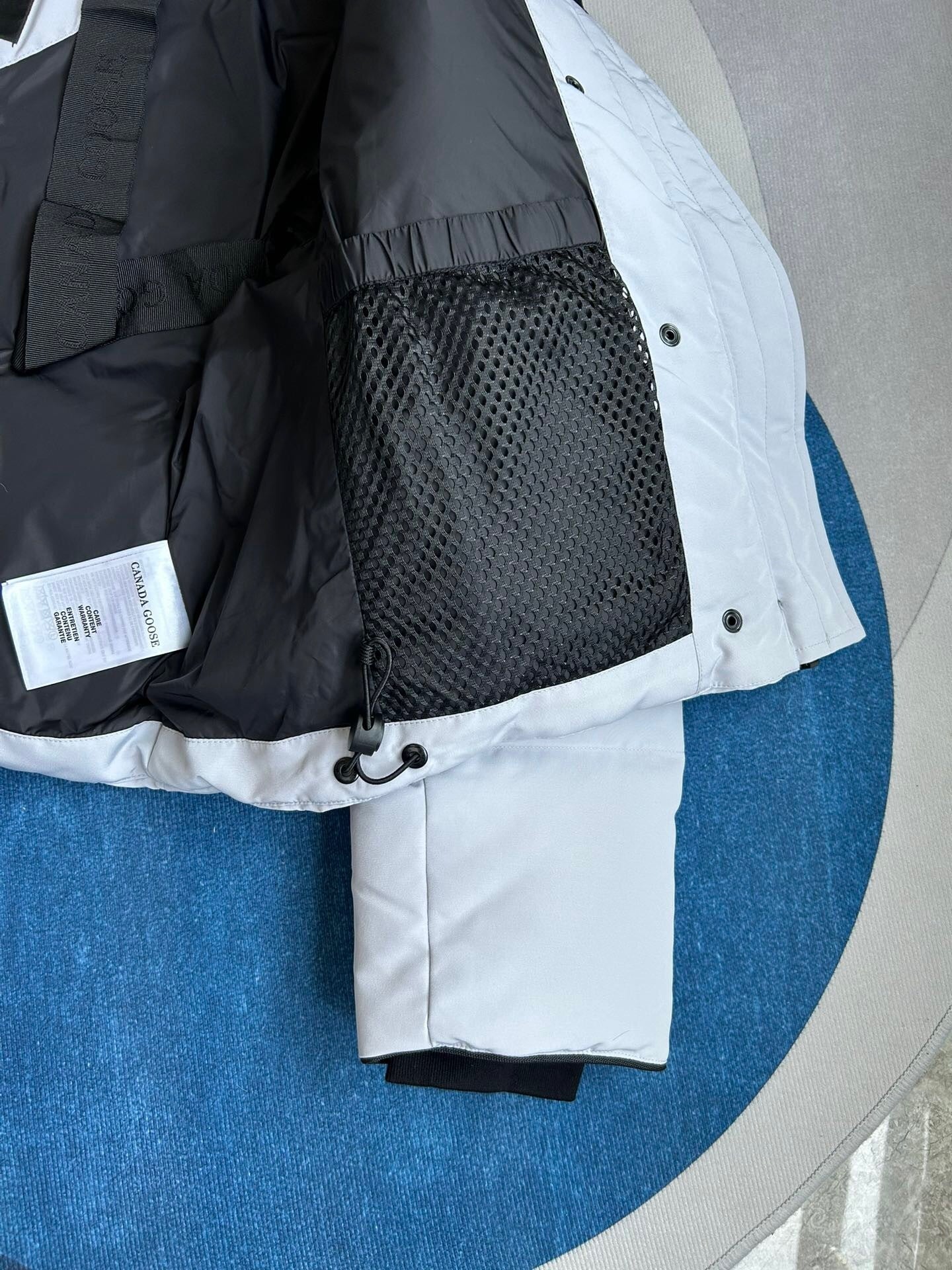 Kurze, wattierte Damen-Daunenjacke mit hohem Kragen