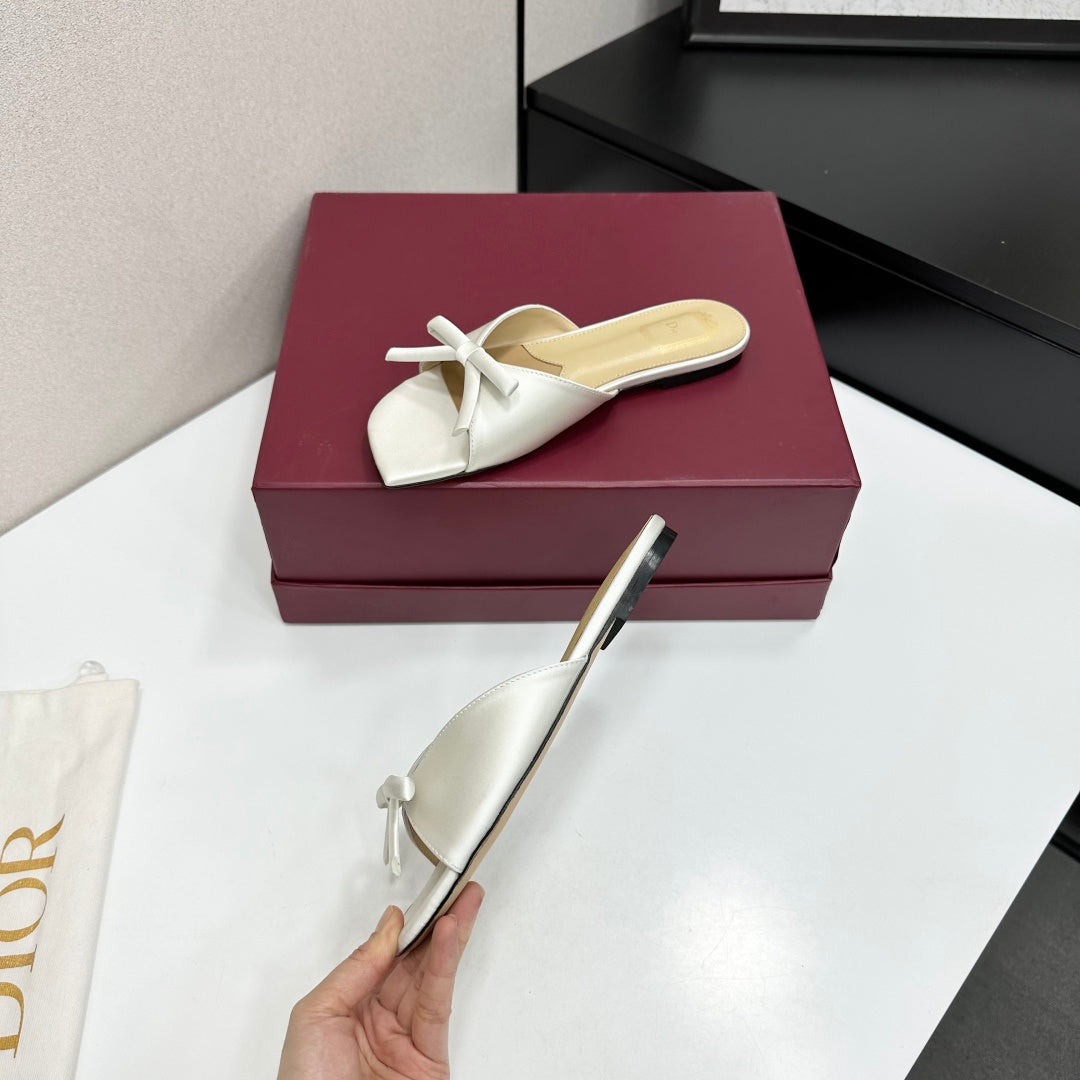 MINIMAL BOW DETAIL WHITE FLAT MULE SANDALS