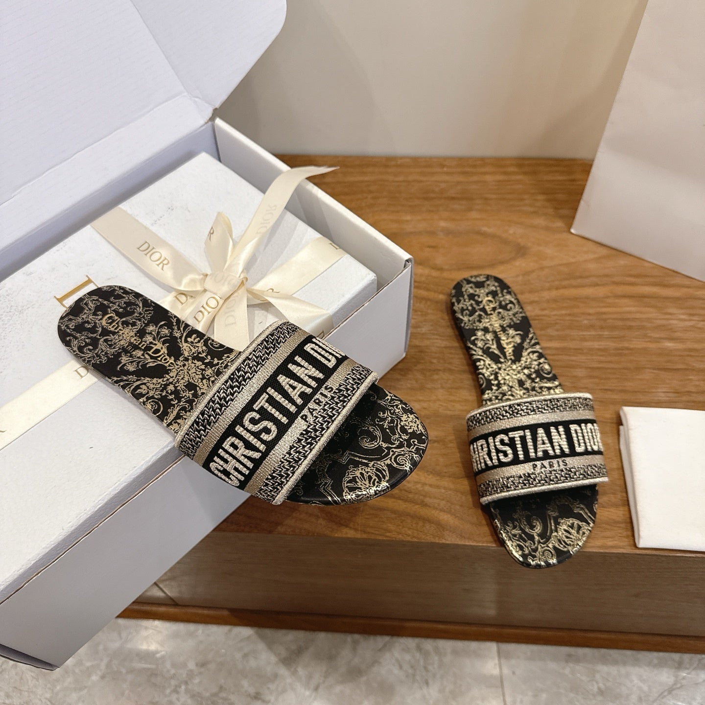 BLACK BAROQUE PRINT LOGO SLIDE SANDALS