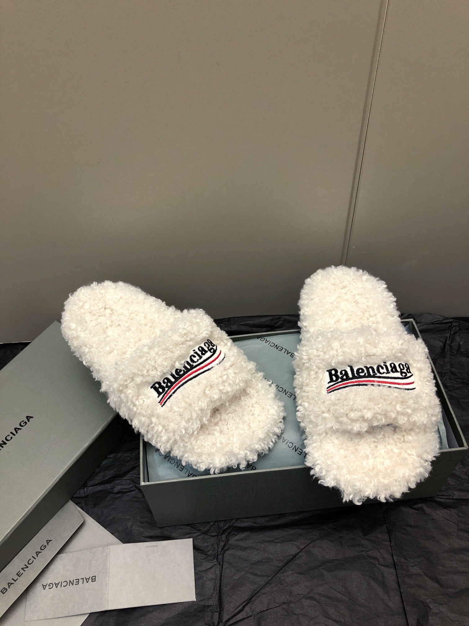 WHITE FLUFFY COMFORT SLIDES