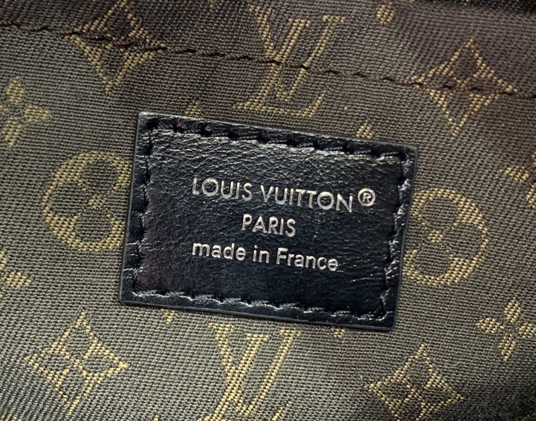 SLEEK ZIP SHOULDER BAG