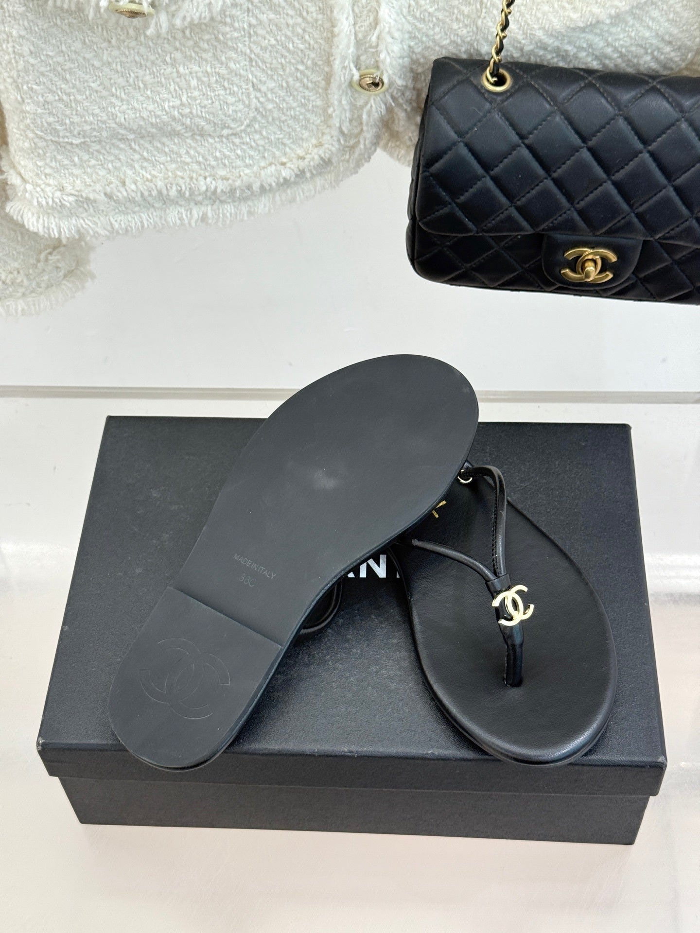BLACK MINIMAL THONG SANDALS