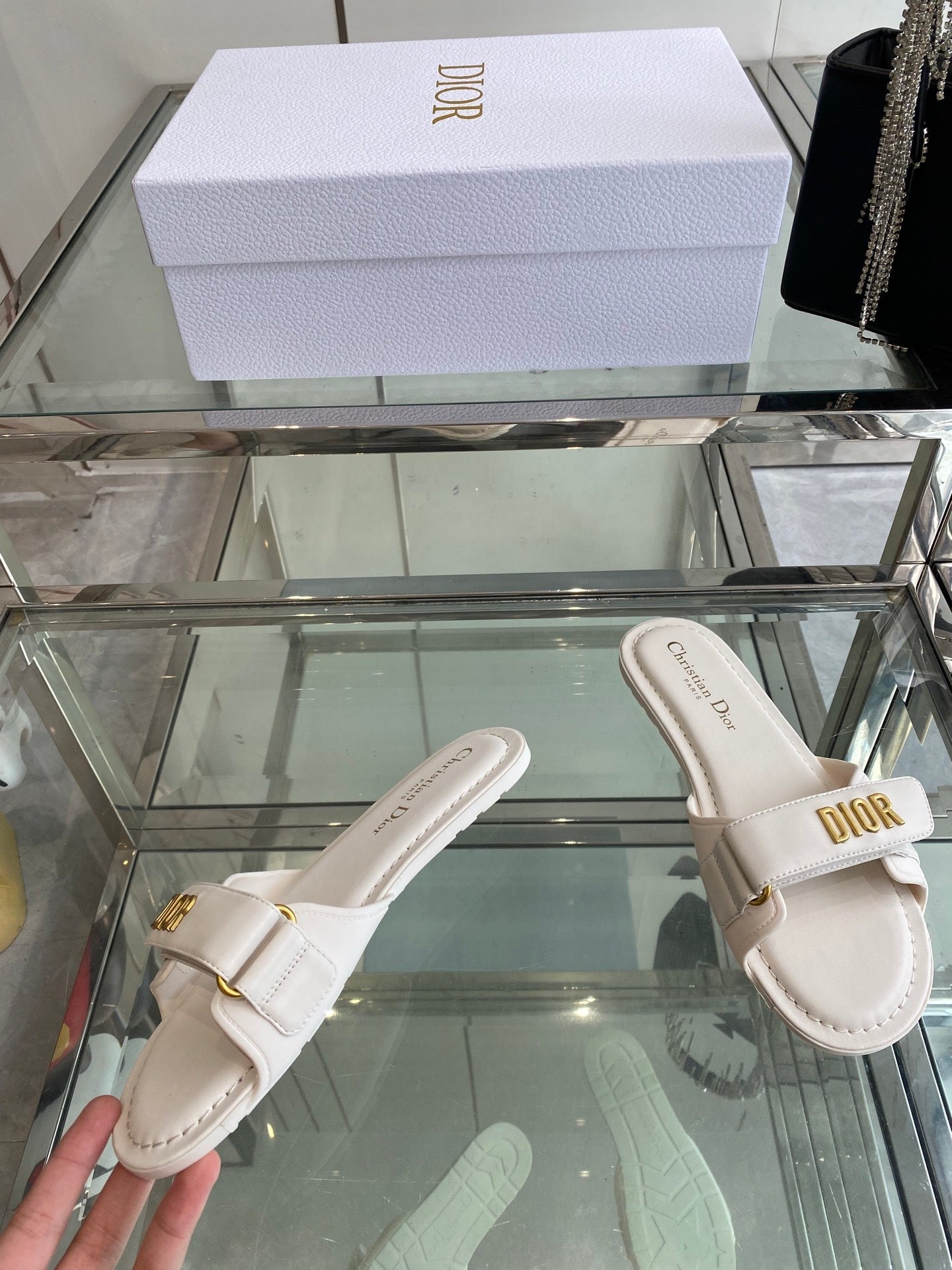 WHITE LOGO STRAP FLAT SLIDES
