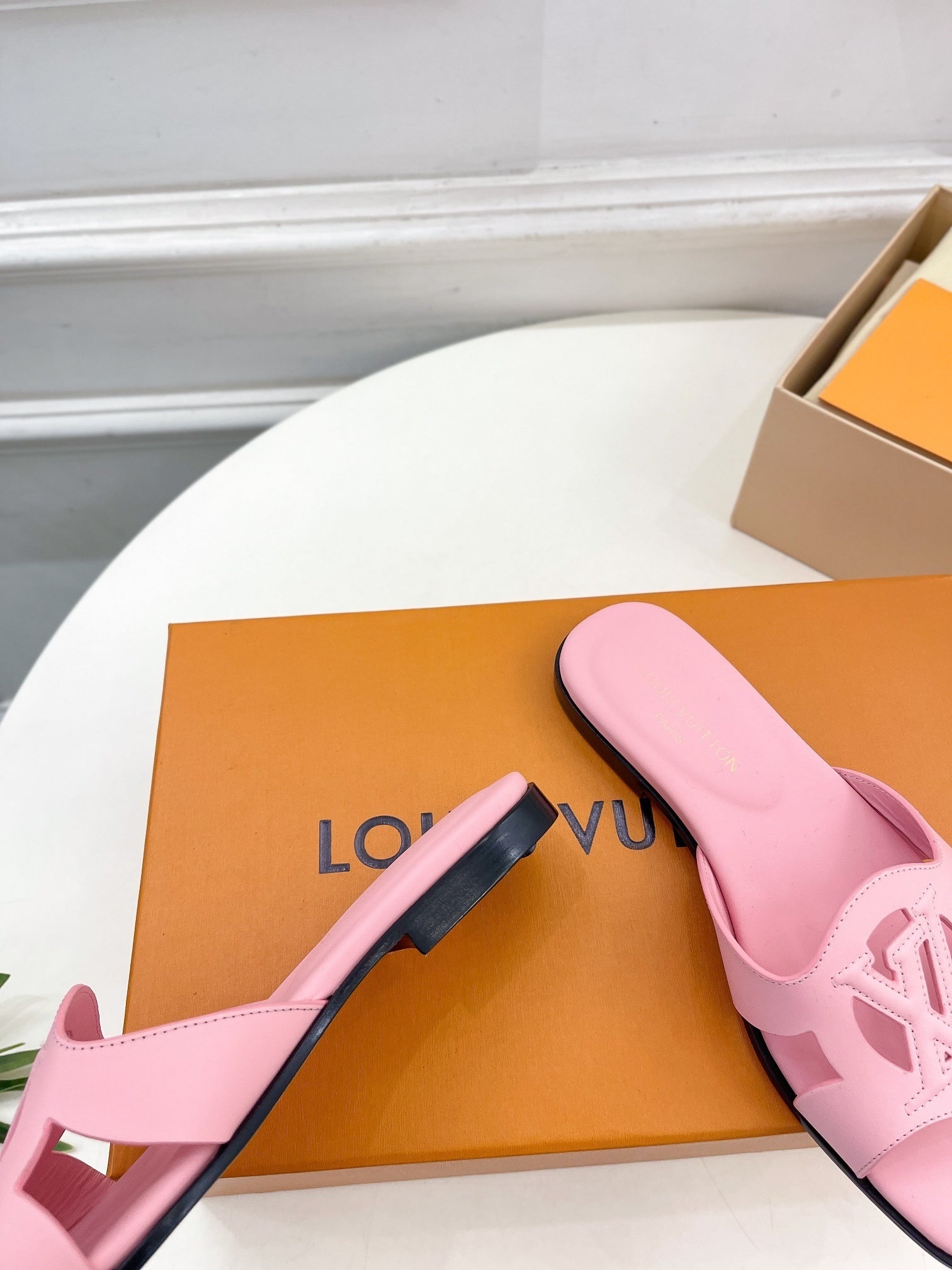 PASTEL PINK LOGO CUT-OUT FLAT SLIDES