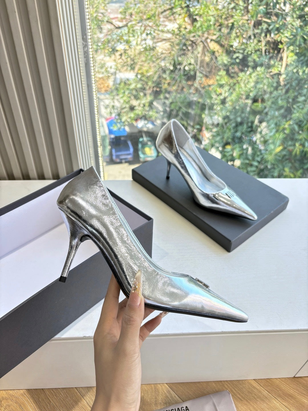 Metallic-silberne Pumps mit spitzer Zehenpartie und hohem Absatz 