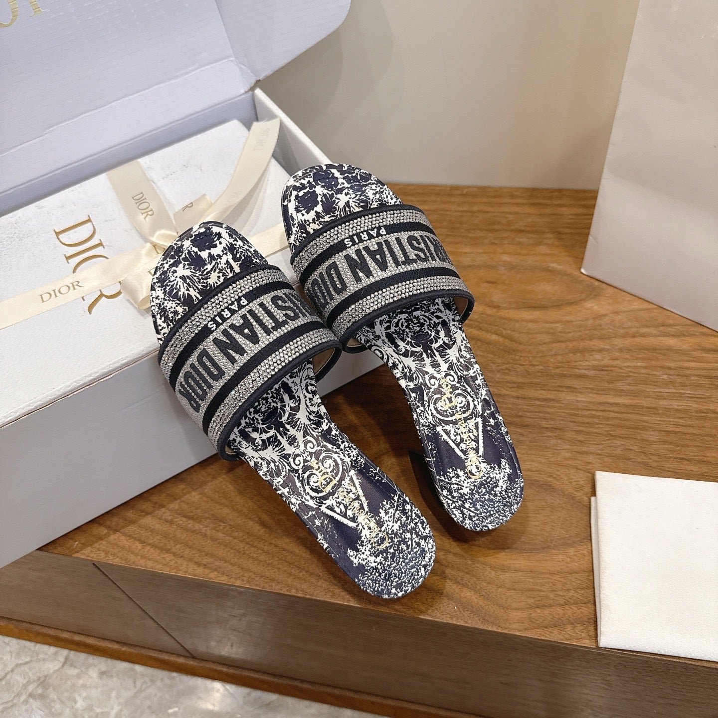 BLACK & WHITE TOILE LOGO SLIDE SANDALS