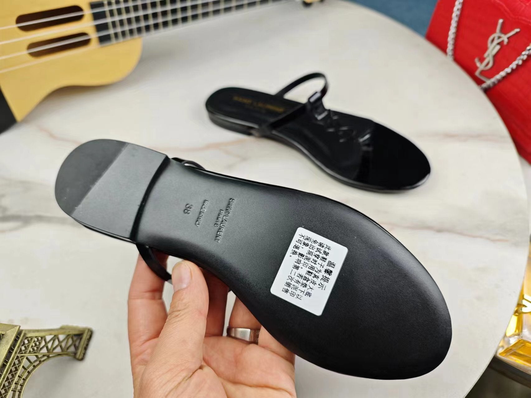 BLACK PATENT FLAT SANDALS WITH MINIMAL STRAP