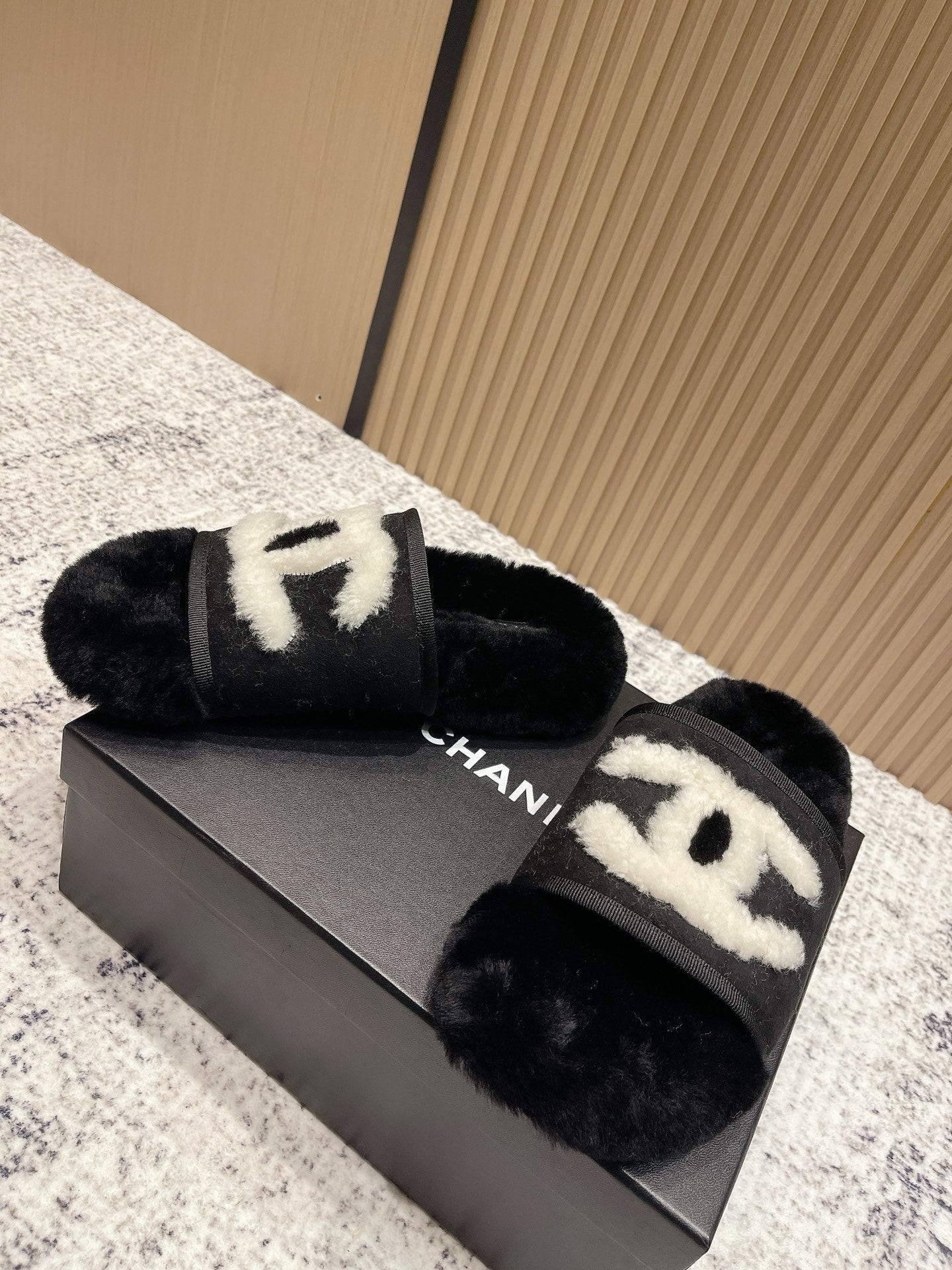 BLACK FUR LOGO SLIDE SANDALS