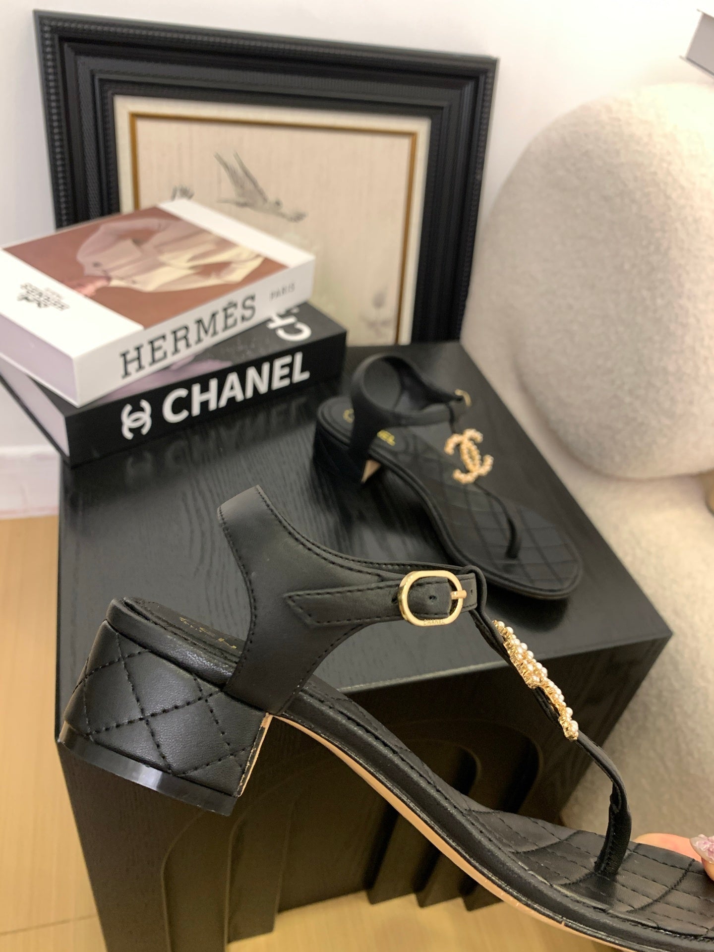 QUILTED PEARL THONG SANDALS – BLACK