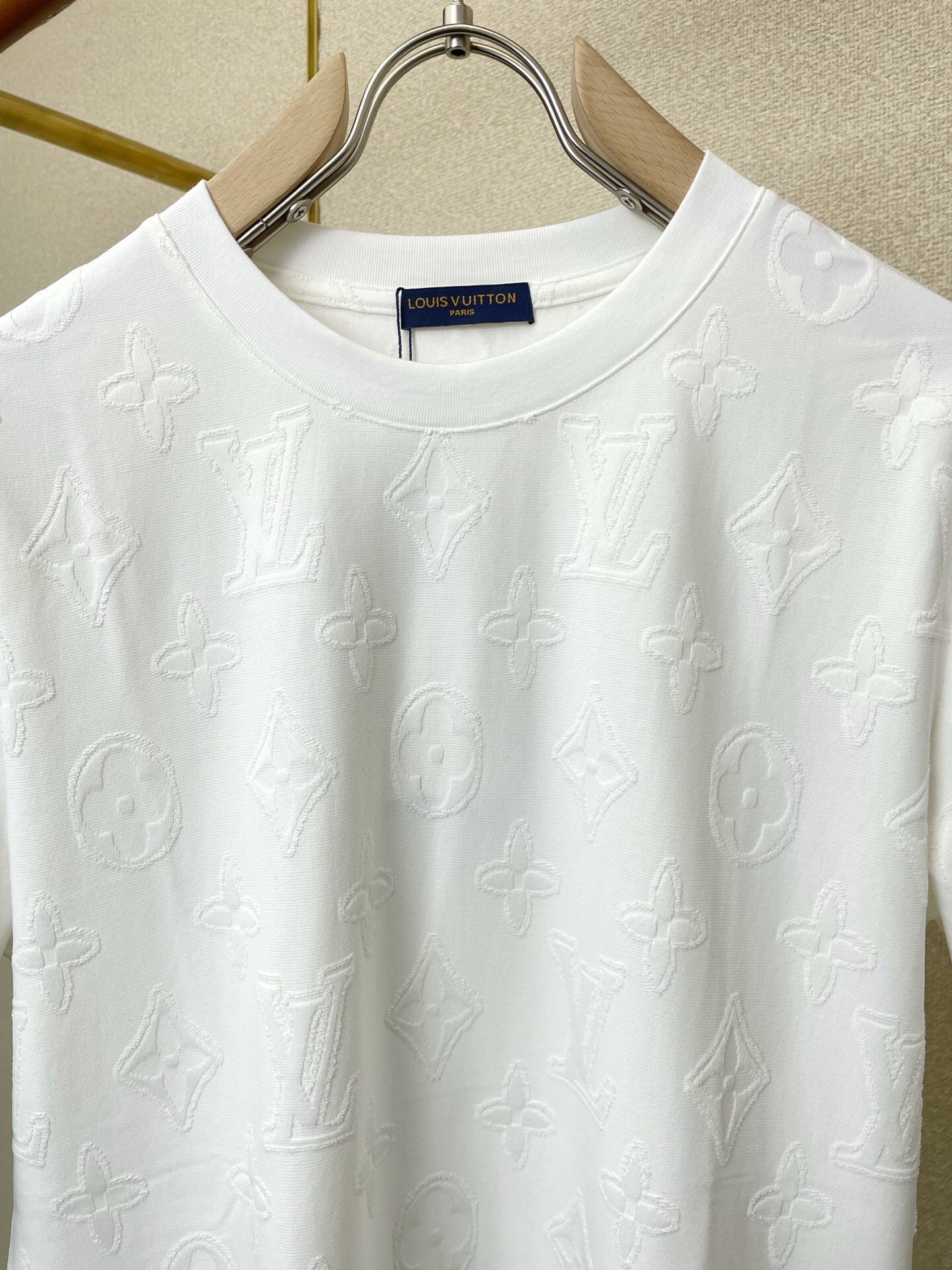 T-SHIRT AUS BAUMWOLLE MIT GEPRÄGTEM MONOGRAMM