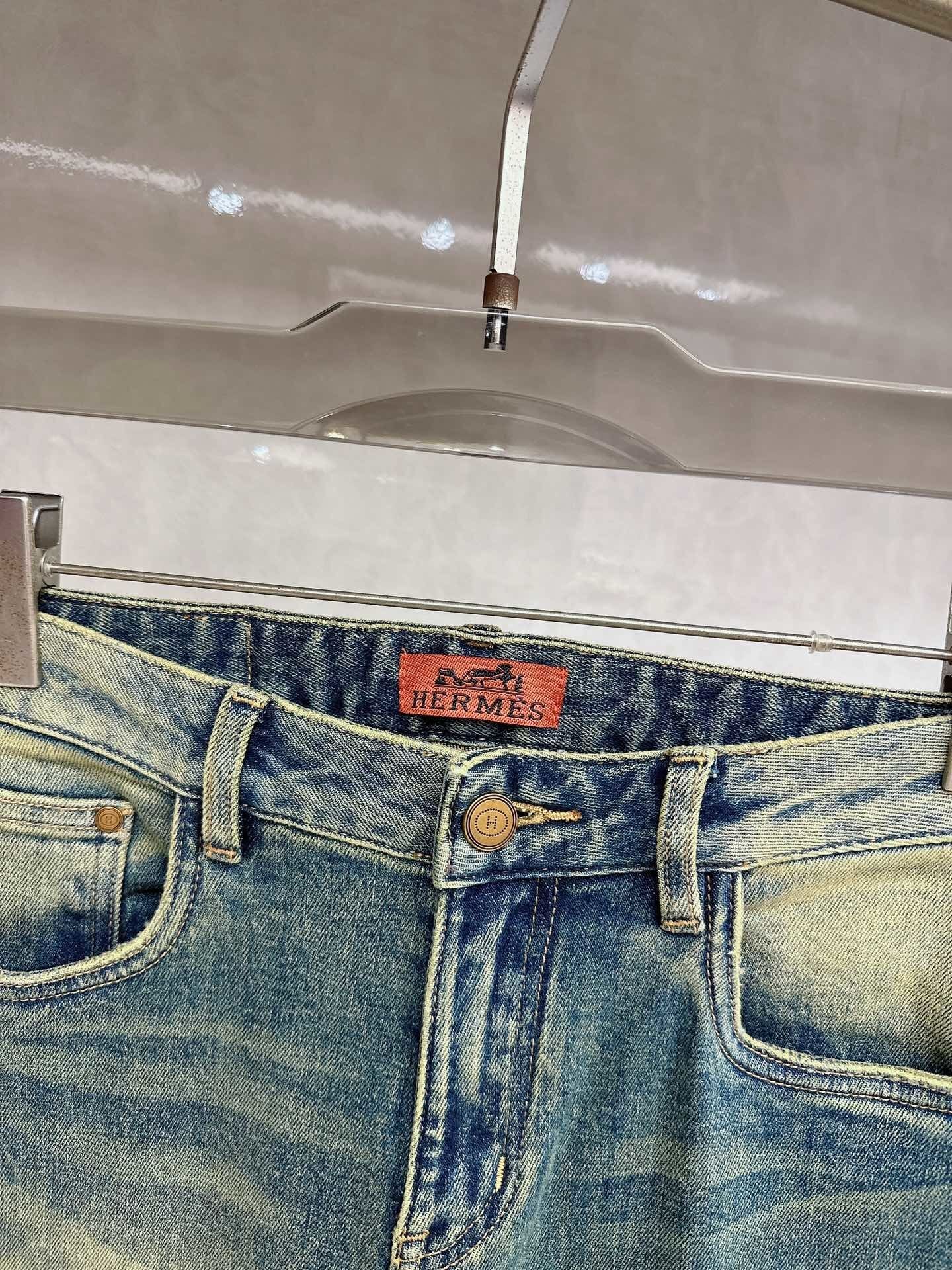 DISTRESSED DENIM JEANS WITH GRAPHIC BACK POCKET