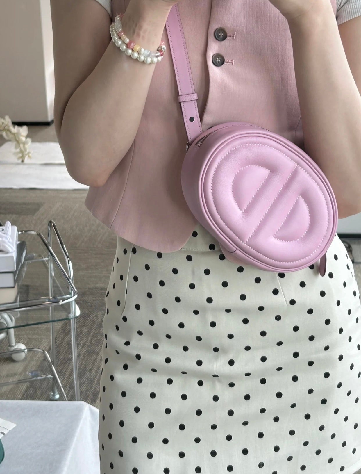 PASTEL PINK ROUND CROSSBODY SHOULDER BAG WITH MINIMALIST DESIGN