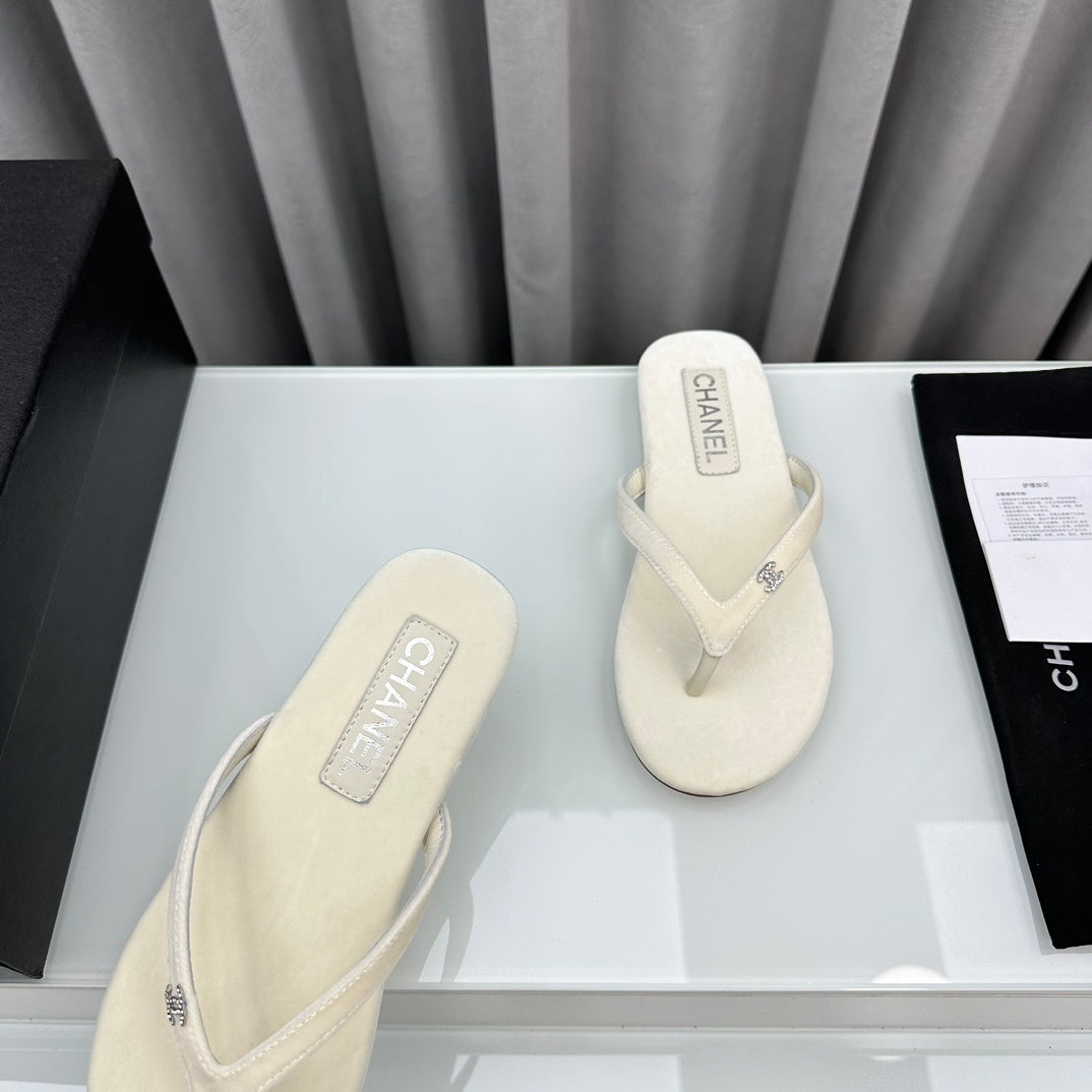 BEIGE FLIP FLOPS