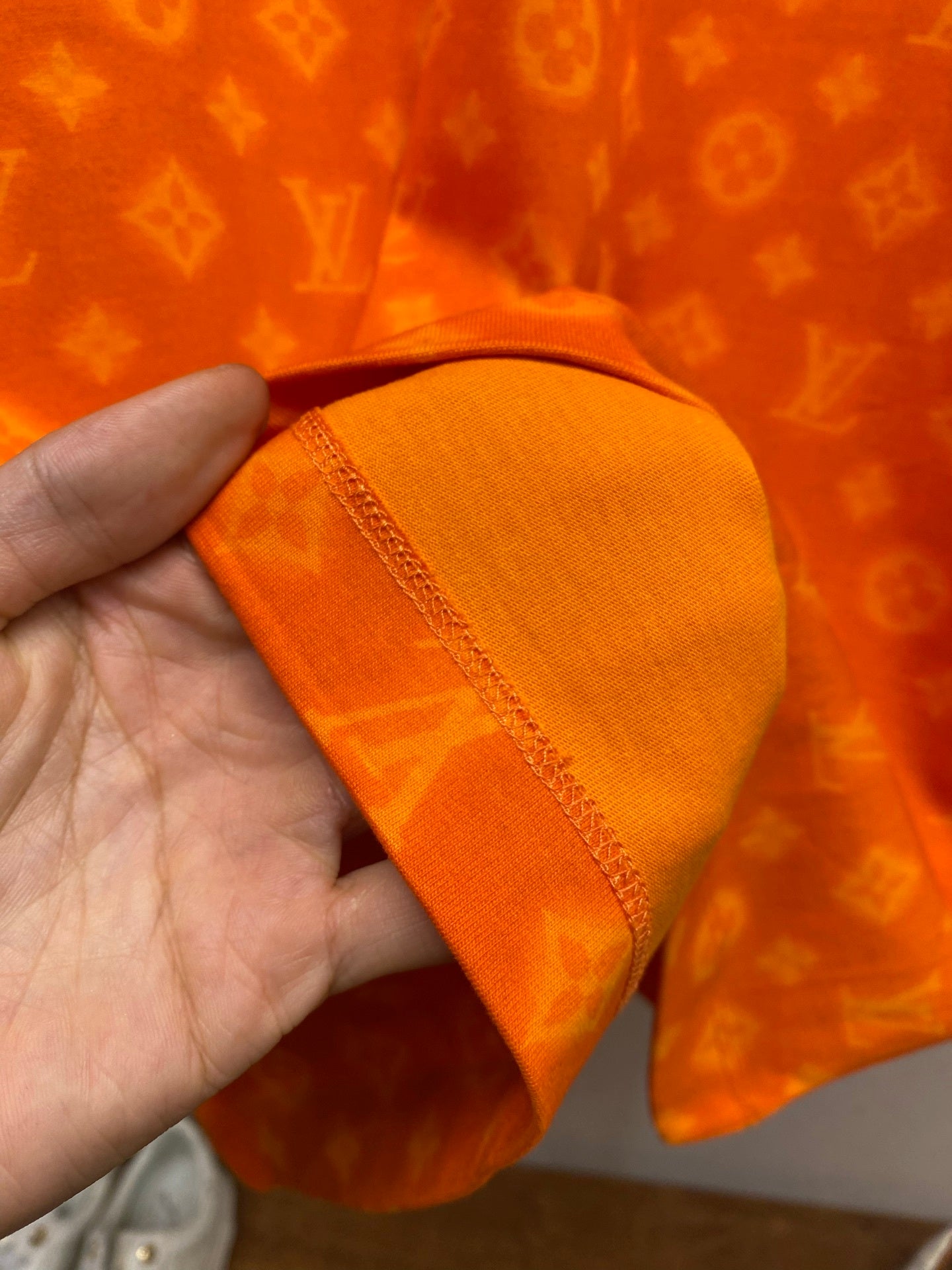 Kurzarm-T-Shirt mit durchgehendem Icon-Muster