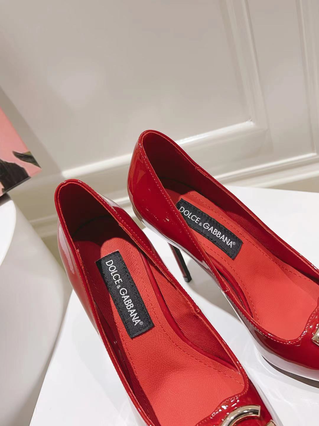 RED PATENT POINTED TOE HEEL PUMPS