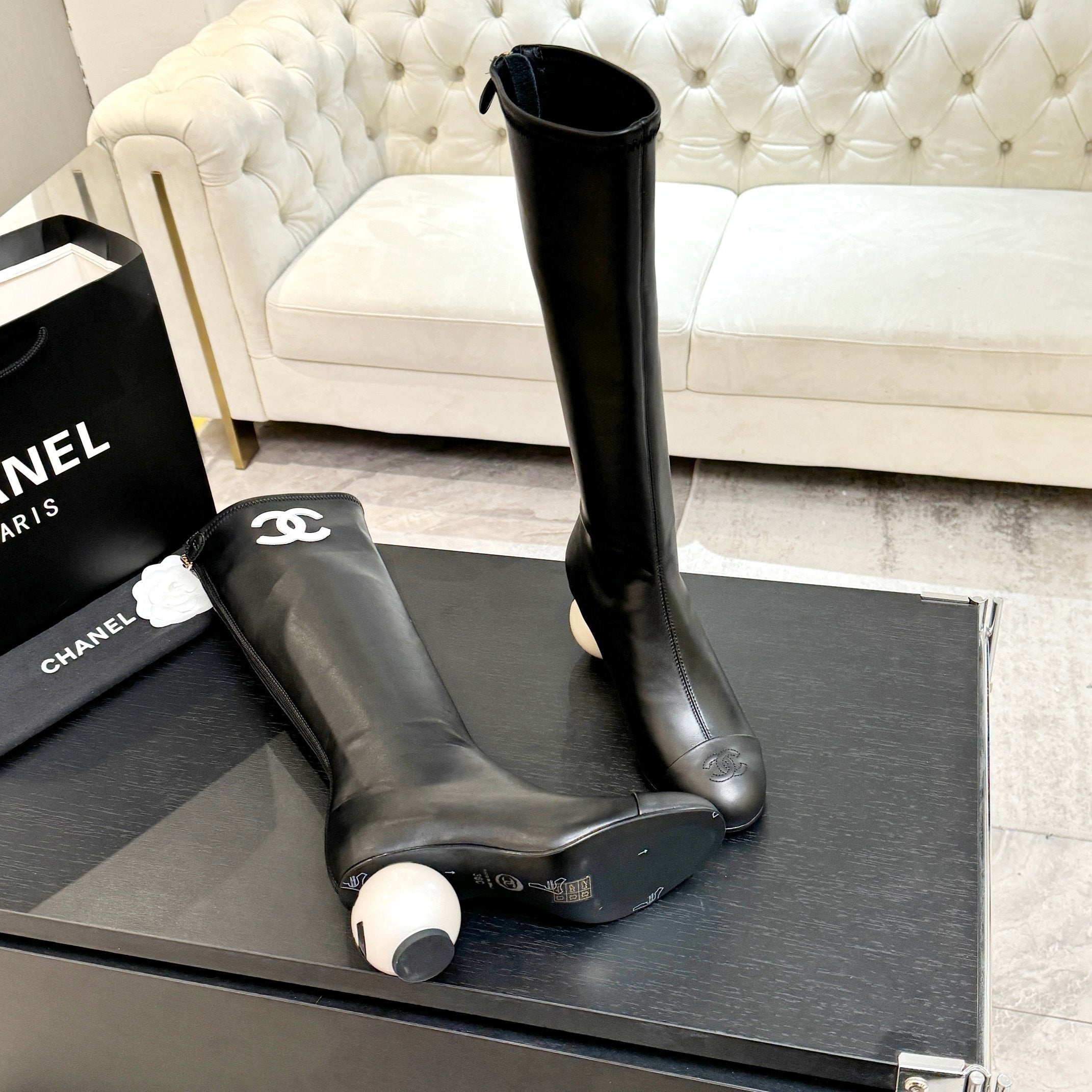 SCHWARZE LEDER-KNIEHOHE STIEFEL MIT SKULPTURELLEM ABSATZ