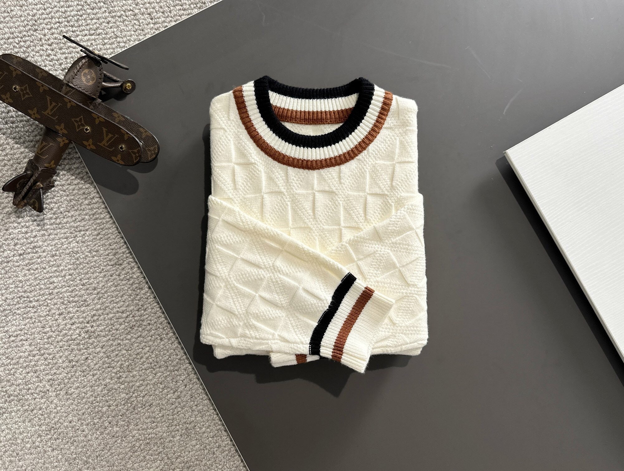 IVORY TEXTURED KNIT SWEATER WITH CONTRAST TRIM