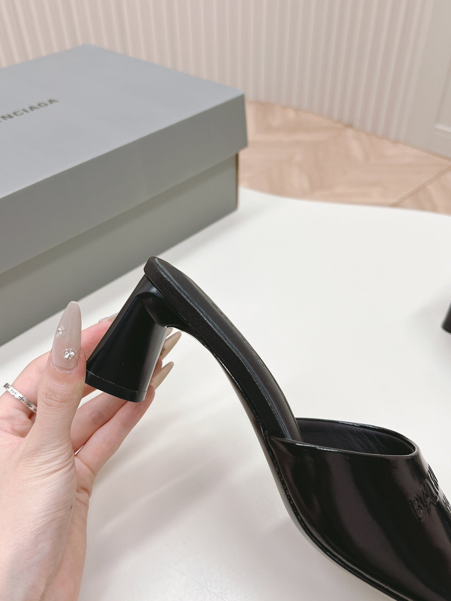 BLACK MINIMAL BLOCK HEEL MULES