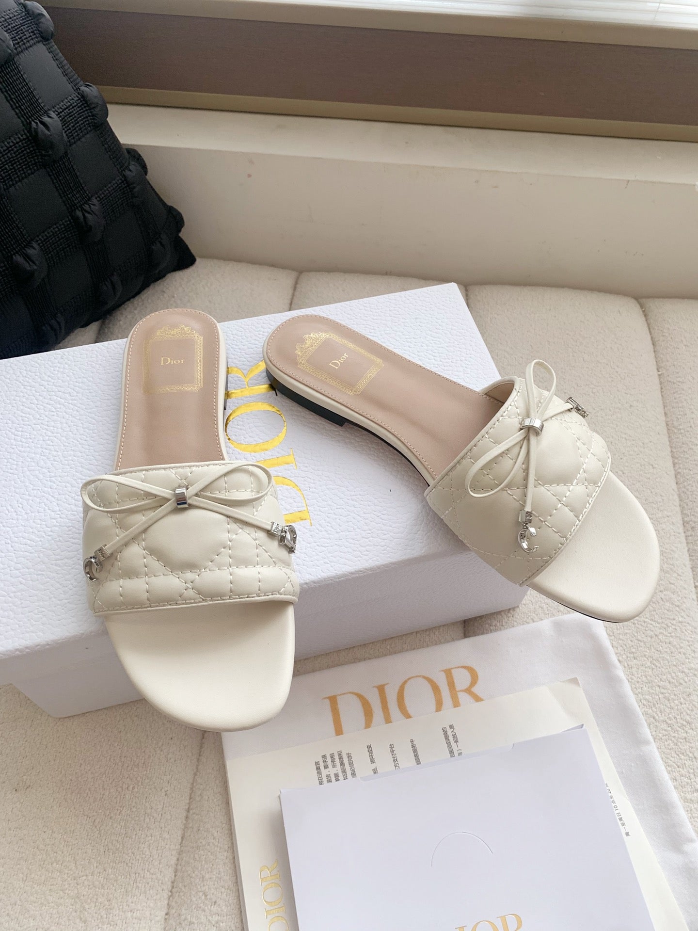 CREAM QUILTED BOW SLIDE SANDALS