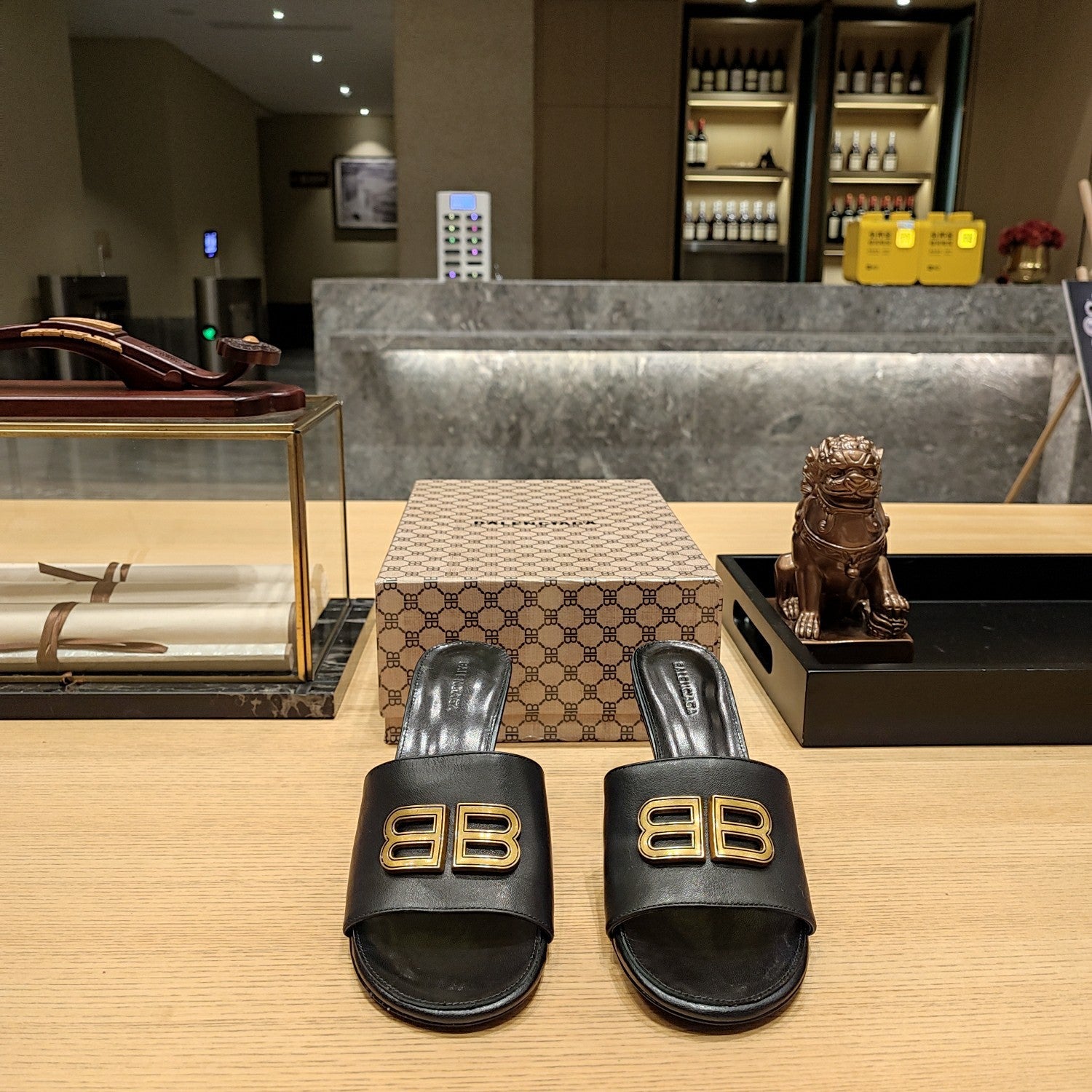 BLACK LOGO LOW HEEL MULE SANDALS