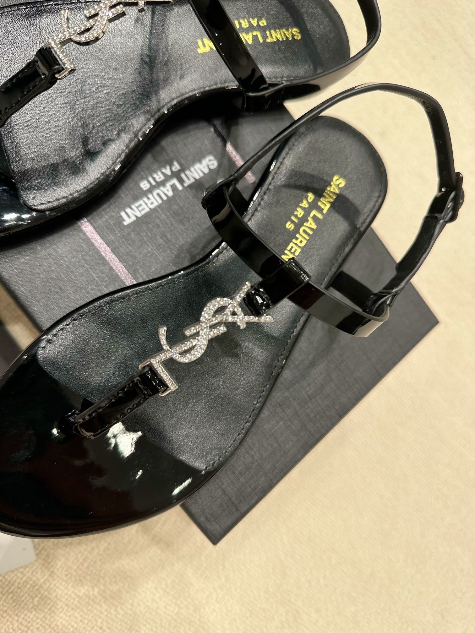 BLACK STRAPPY FLAT SANDALS WITH CRYSTAL DETAIL
