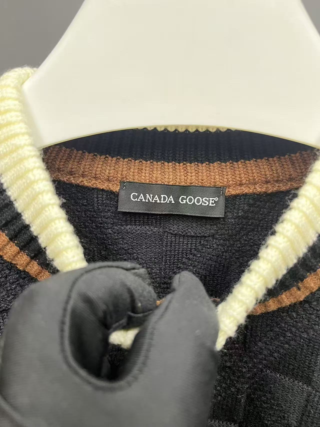 BLACK TEXTURED KNIT SWEATER WITH CONTRAST TRIM