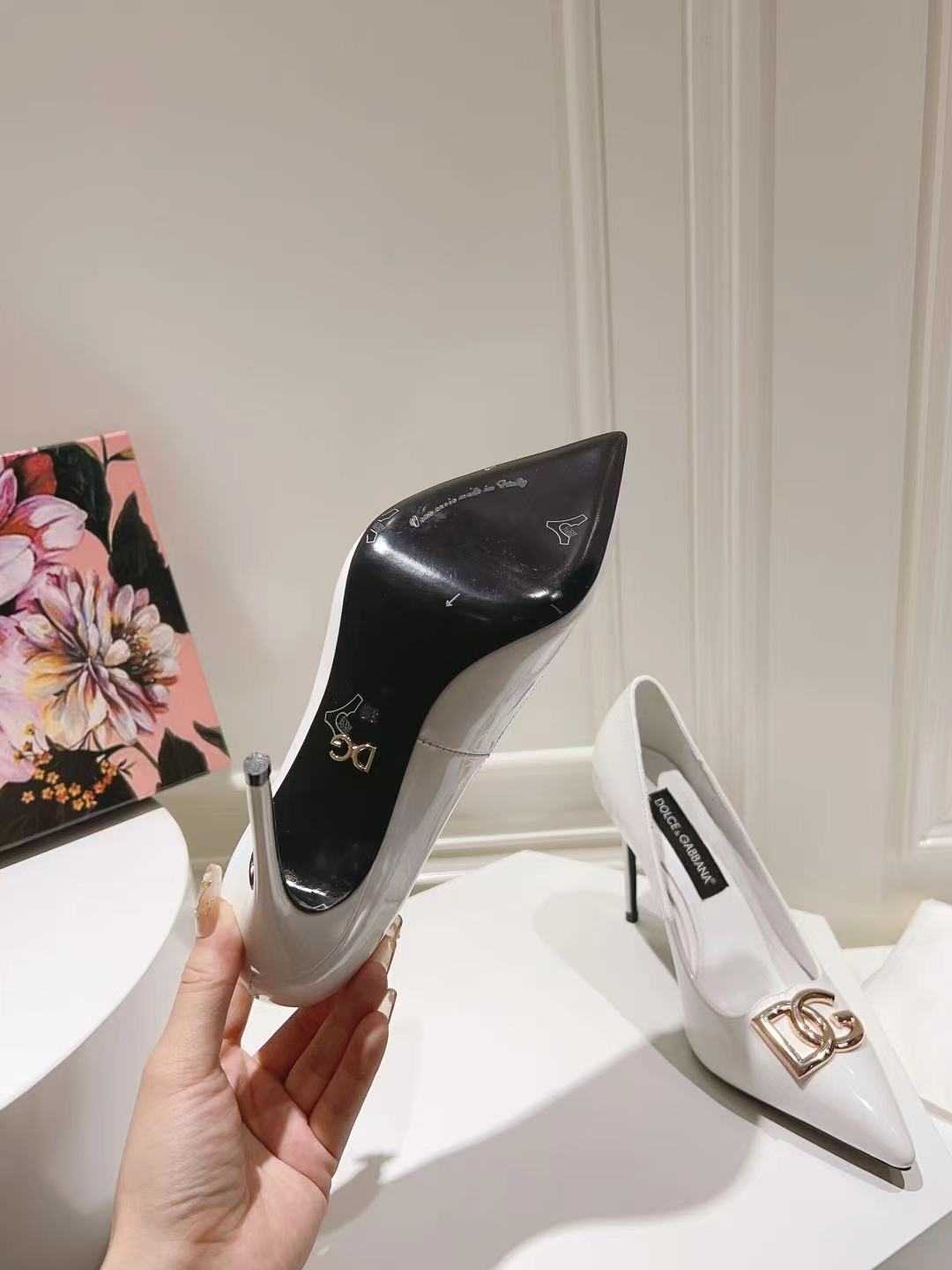 WHITE PATENT POINTED TOE HEEL PUMPS