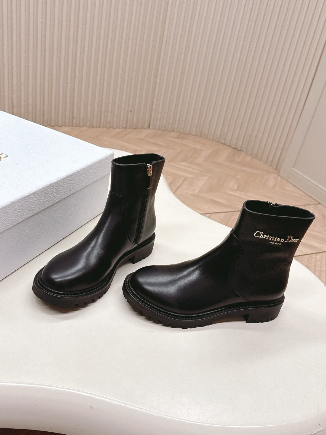 WHITE LEATHER ANKLE BOOTS WITH LUG SOLE