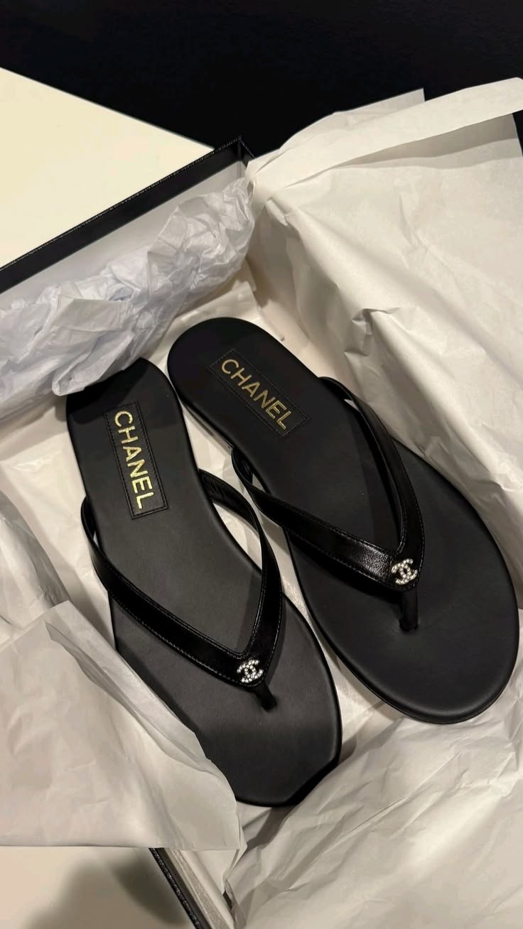CLASSIC BLACK THONG SANDALS WITH CRYSTAL ACCENT