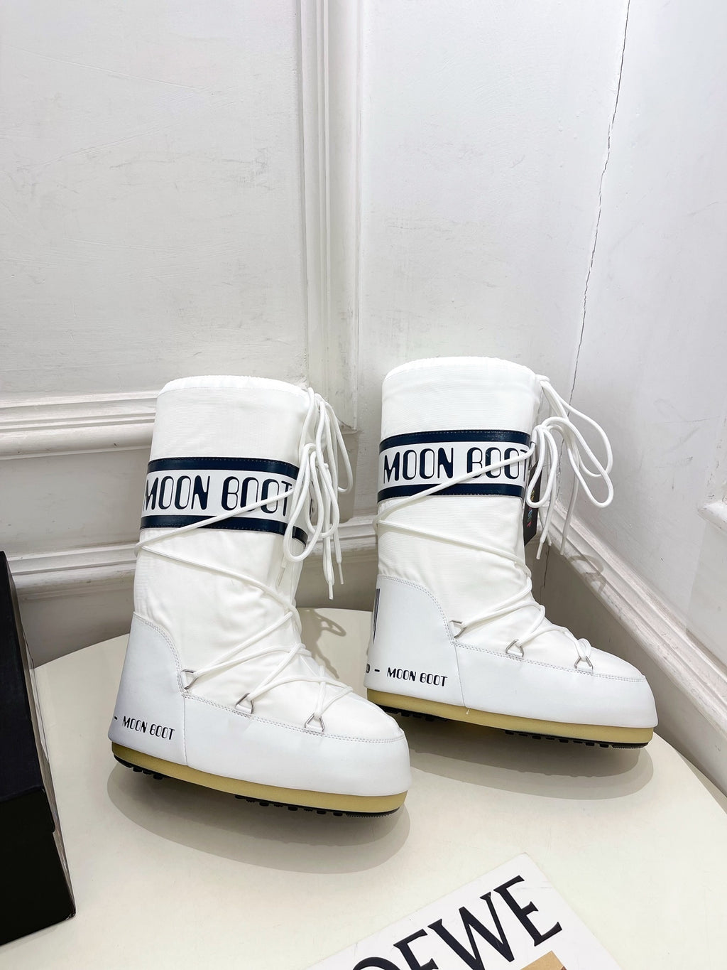 WHITE PADDED WINTER BOOTS WITH LACE-UP DETAIL