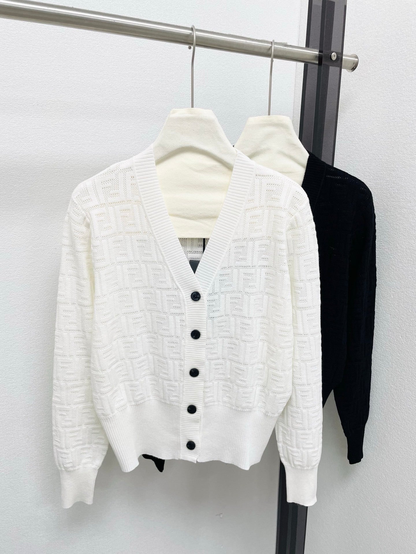 V-NECK KNIT CARDIGAN