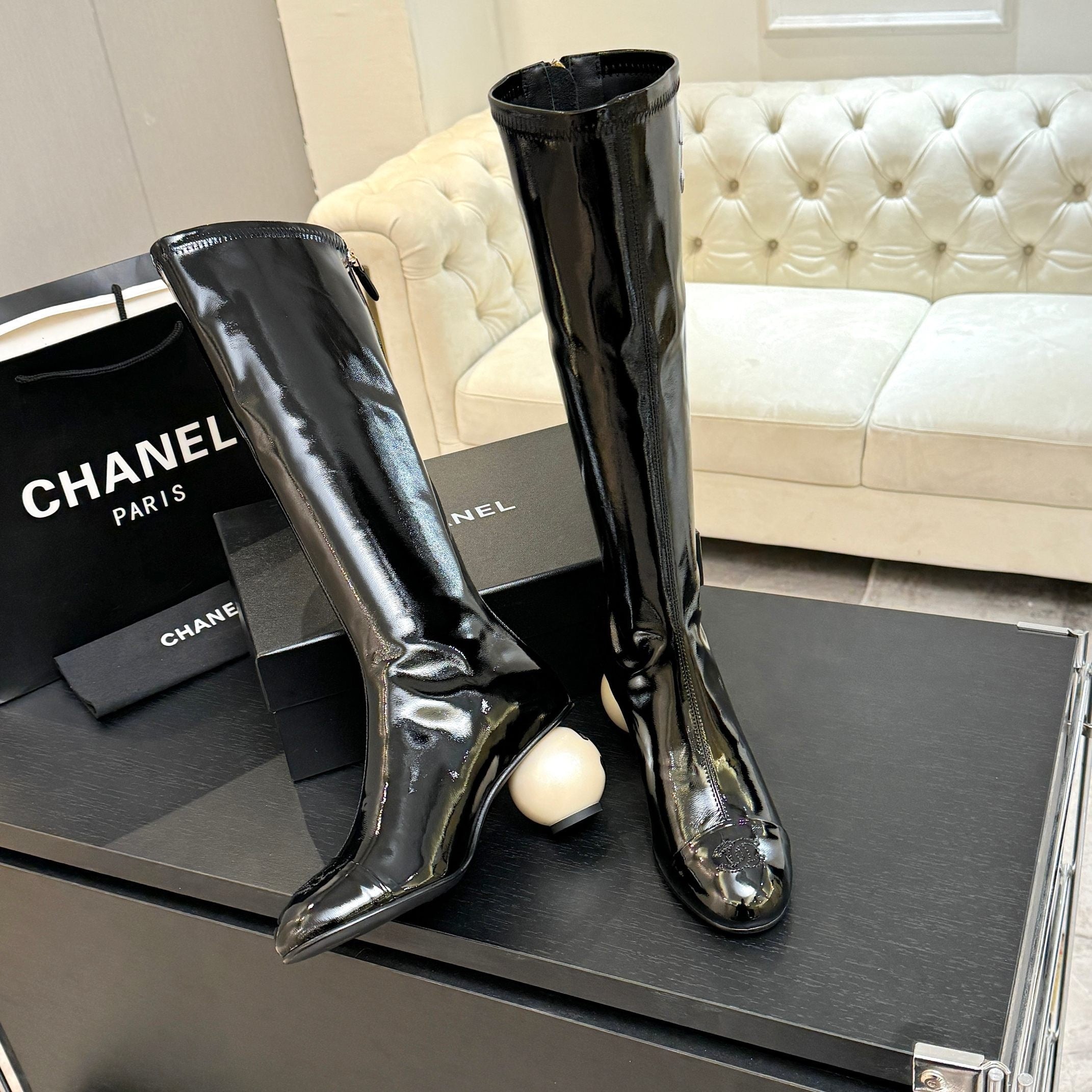BLACK PATENT KNEE-HIGH BOOTS WITH SCULPTURAL BALL HEEL