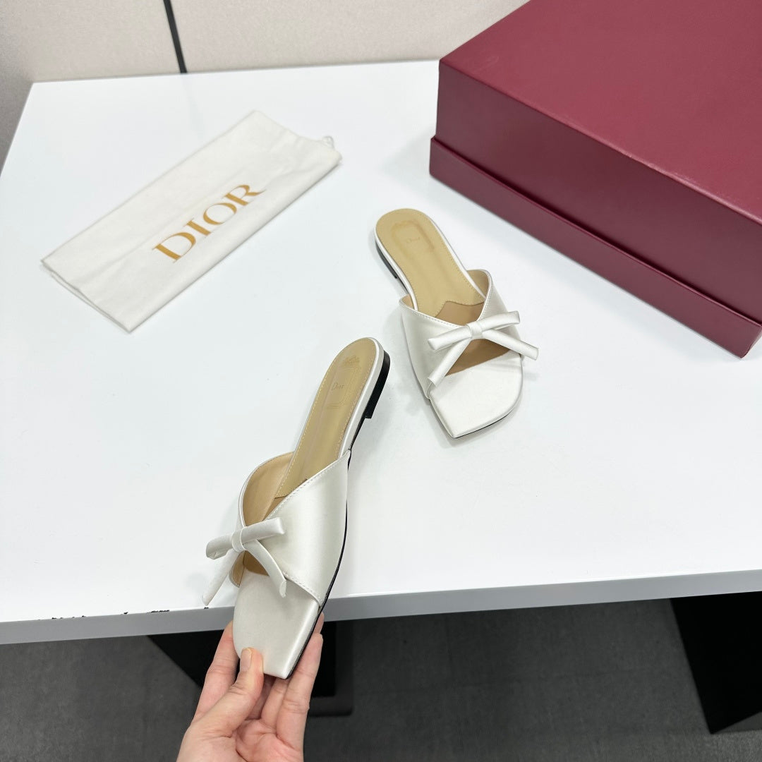 MINIMAL BOW DETAIL WHITE FLAT MULE SANDALS