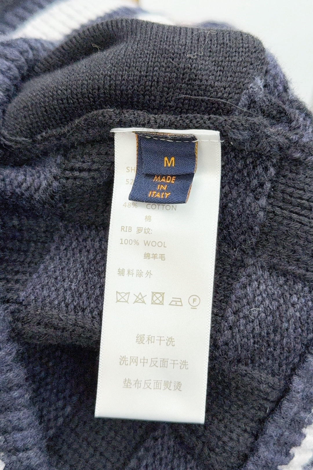 STRICKJACKE MIT REISSVERSCHLUSS UND STRUKTURIERTEM KRAGEN MIT KONTRASTKragen