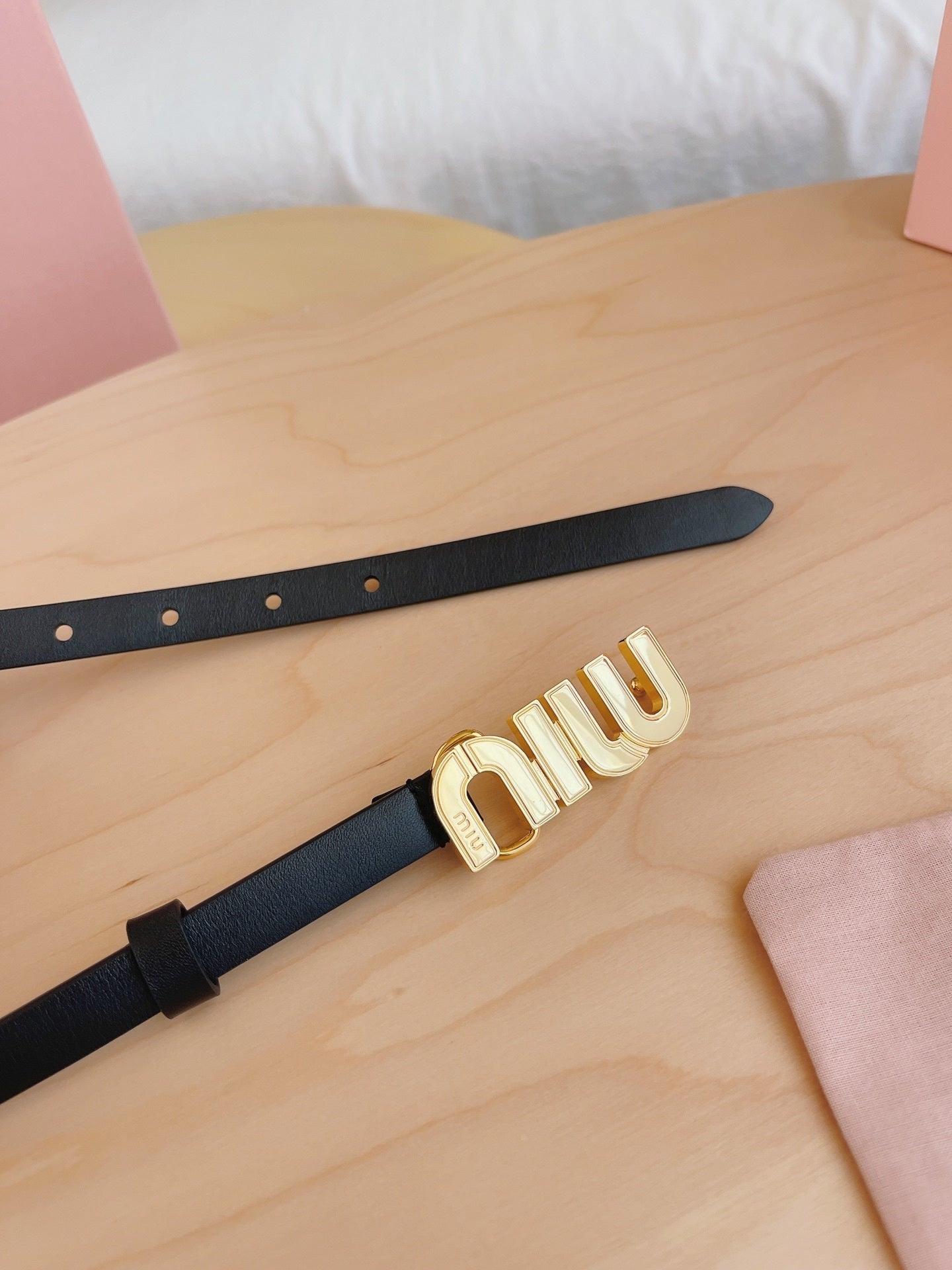BLACK LEATHER BELT WITH GOLD-TONE LOGO BUCKLE