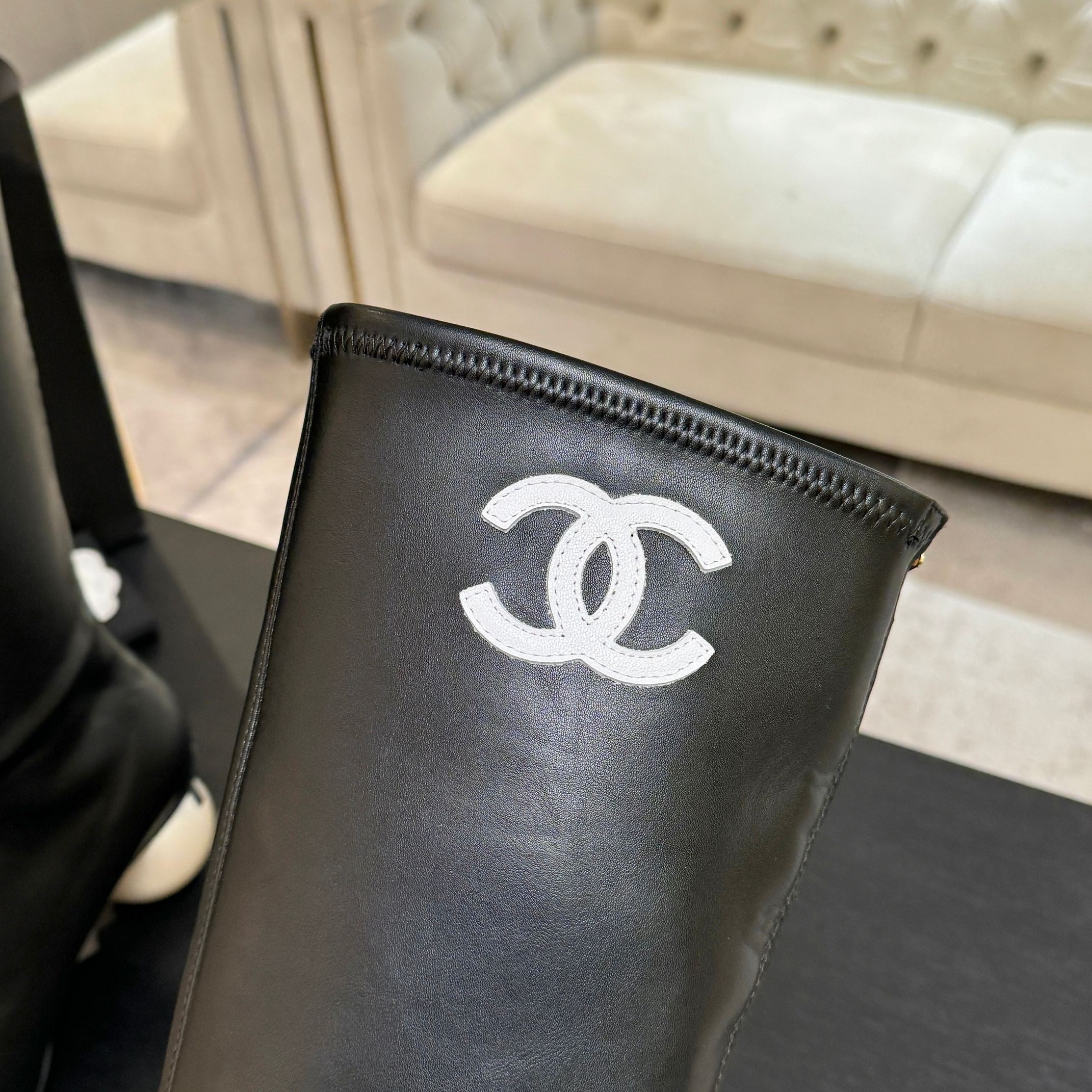 BLACK LEATHER KNEE-HIGH BOOTS WITH SCULPTURAL HEEL