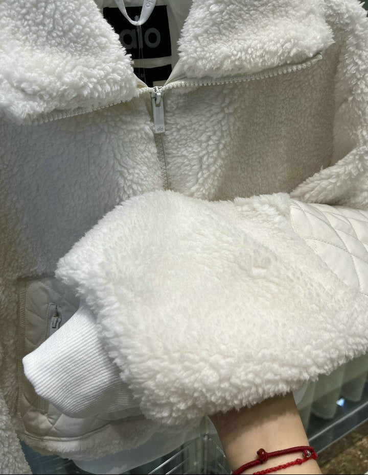 CHAQUETA DE PELUCHE CORTA CON PANELES ACOLCHADOS