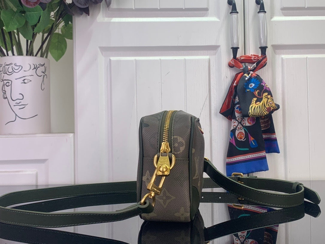 COMPACT CROSSBODY CAMERA BAG