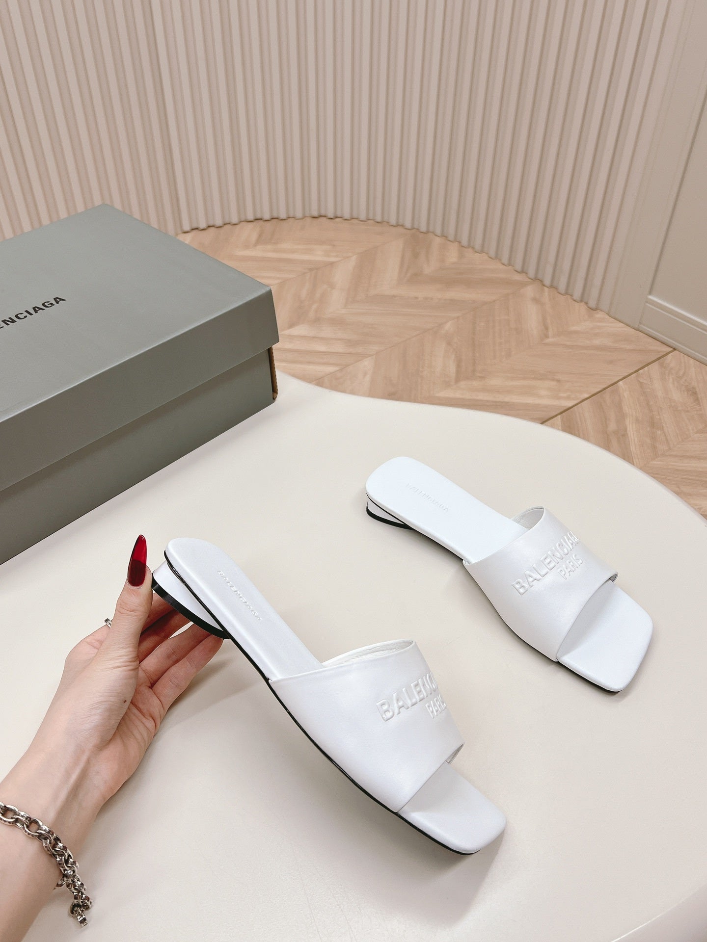 WHITE MINIMAL FLAT MULES