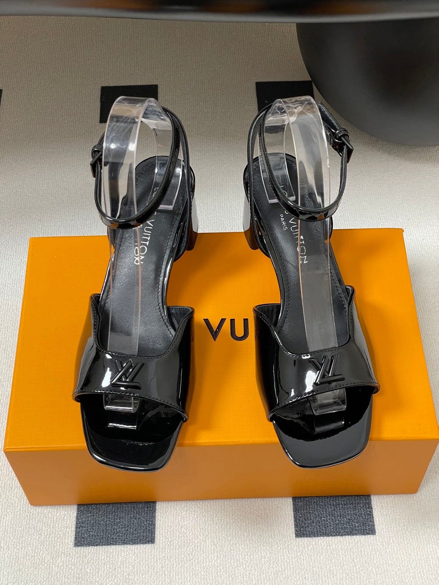 PATENT LEATHER BLOCK HEEL SANDALS – BLACK