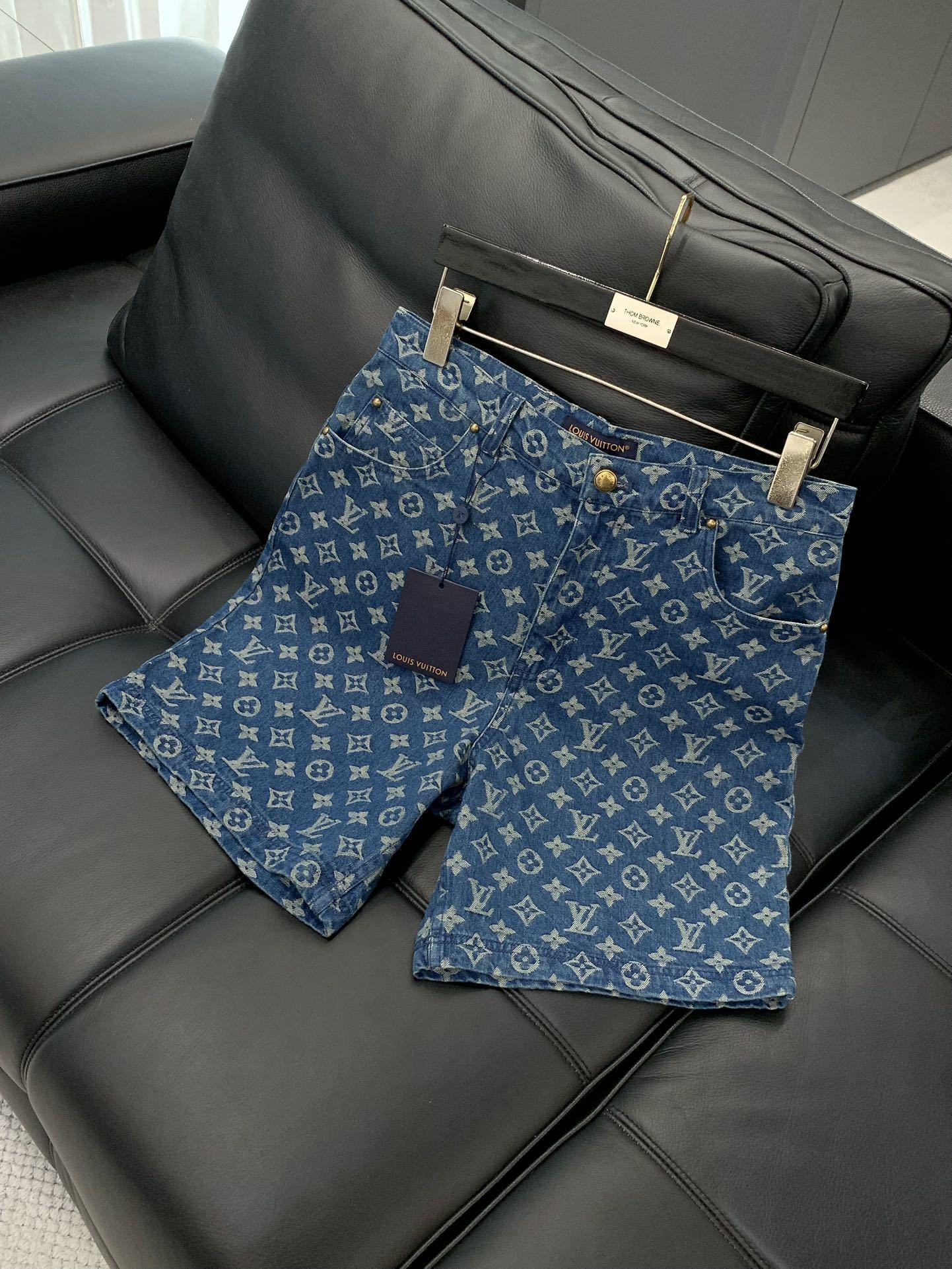 Jeansshorts mit Monogrammmuster