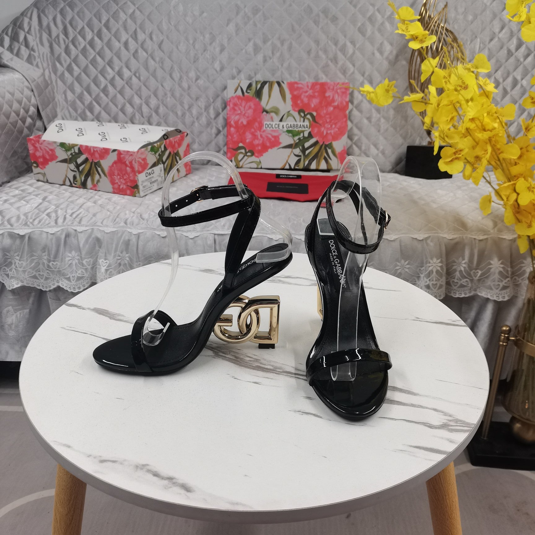 BLACK PATENT LOGO HEEL SANDALS