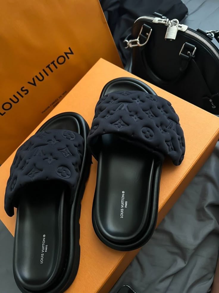 BLACK EMBOSSED COMFORT PLATFORM SLIDES