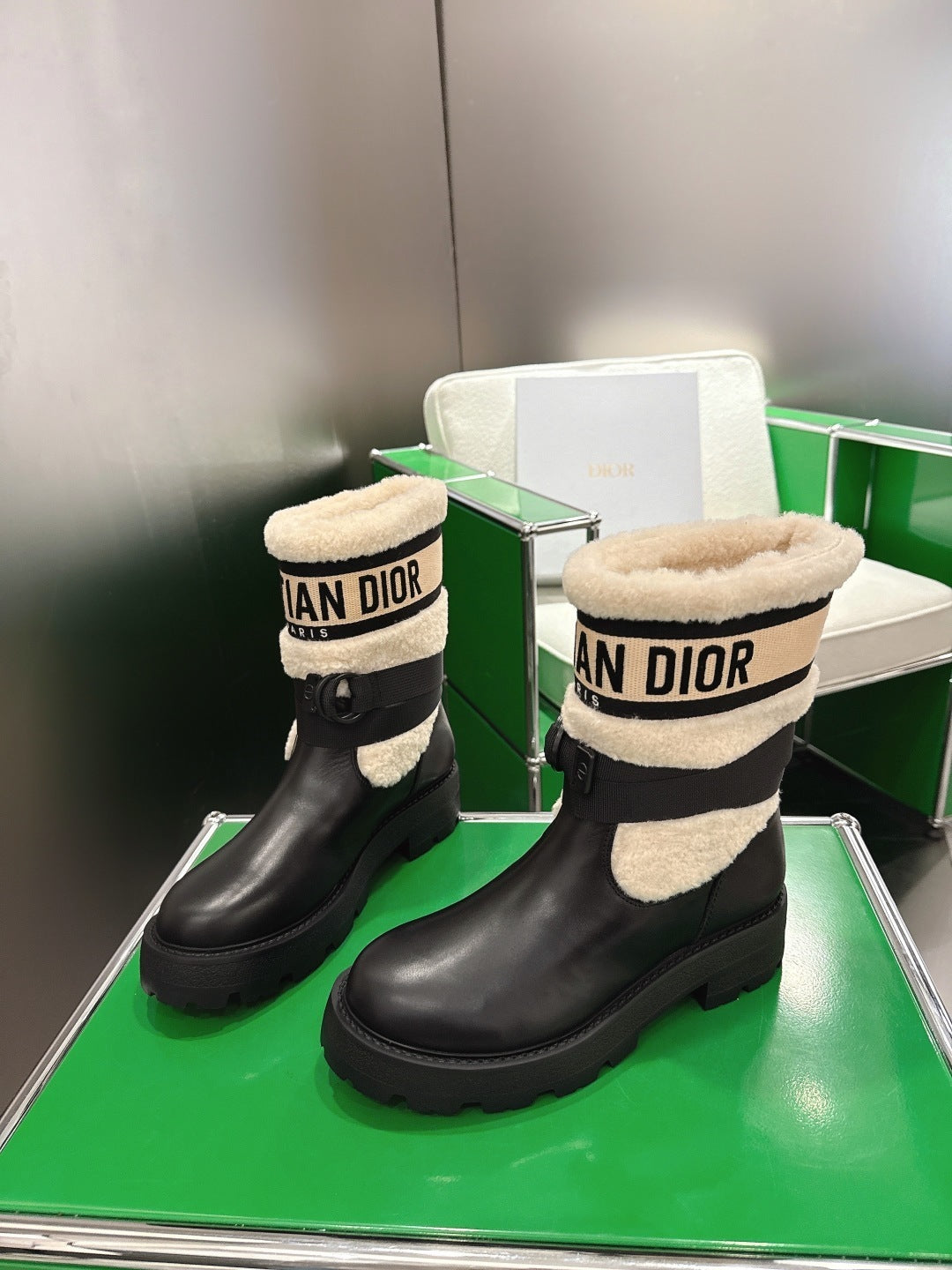 BLACK LEATHER BOOTS WITH SHEARLING COLLAR AND CHUNKY SOLE