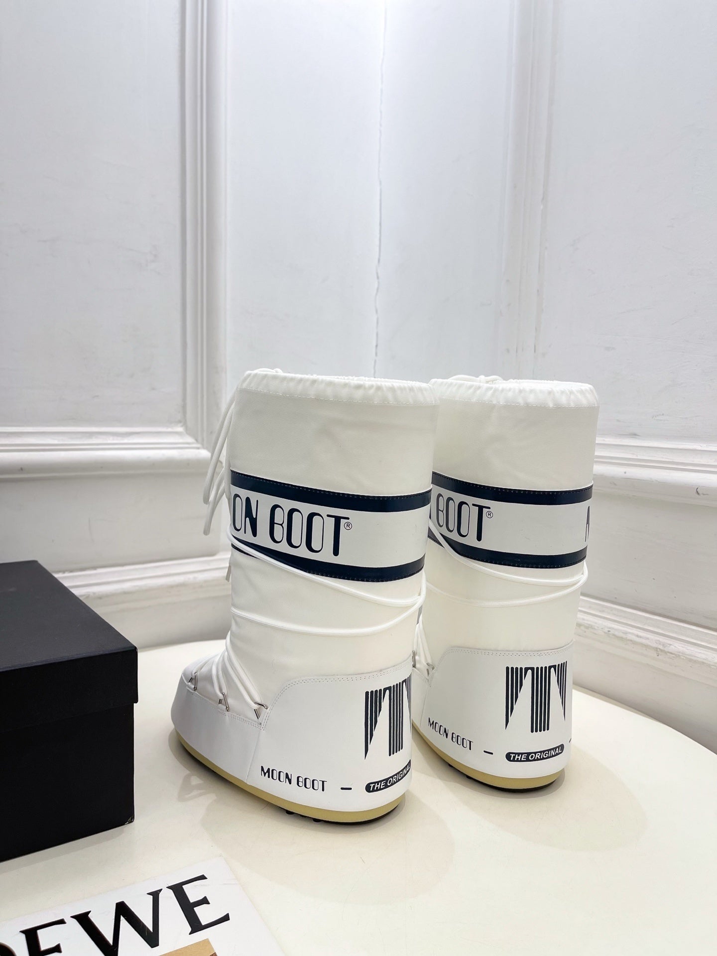 WHITE PADDED WINTER BOOTS WITH LACE-UP DETAIL