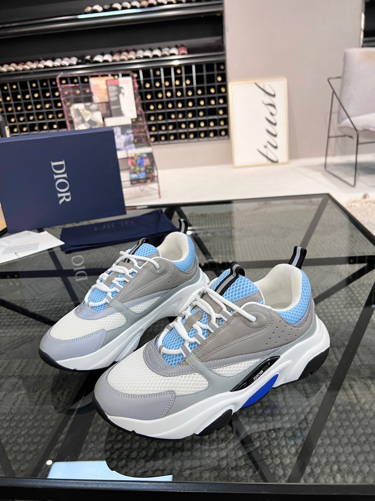 LIGHTWEIGHT MESH PANEL TRAINER SNEAKERS
