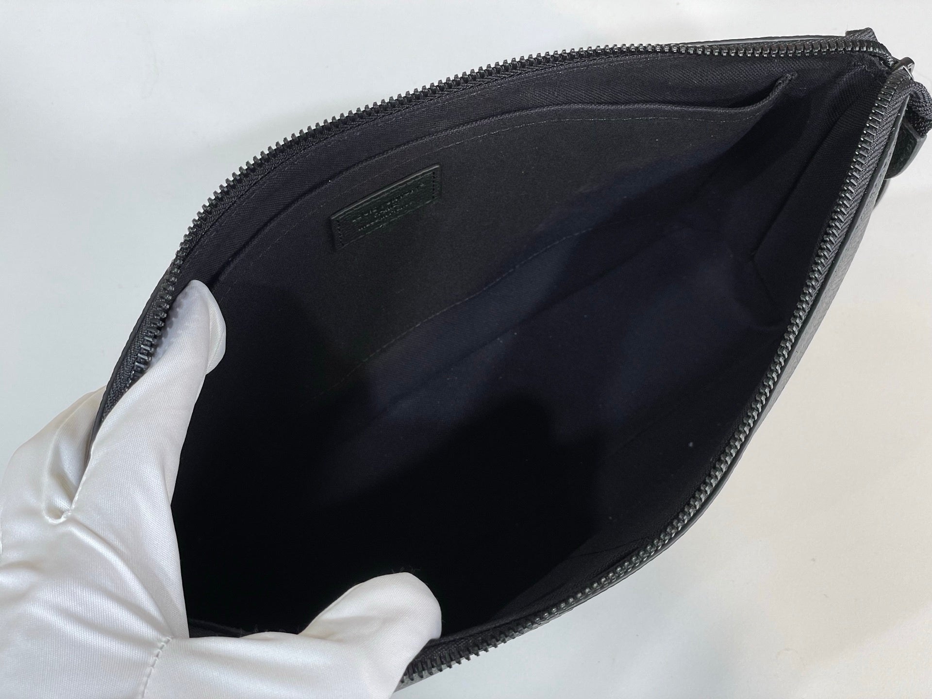 MINIMALIST LEATHER ZIP POUCH